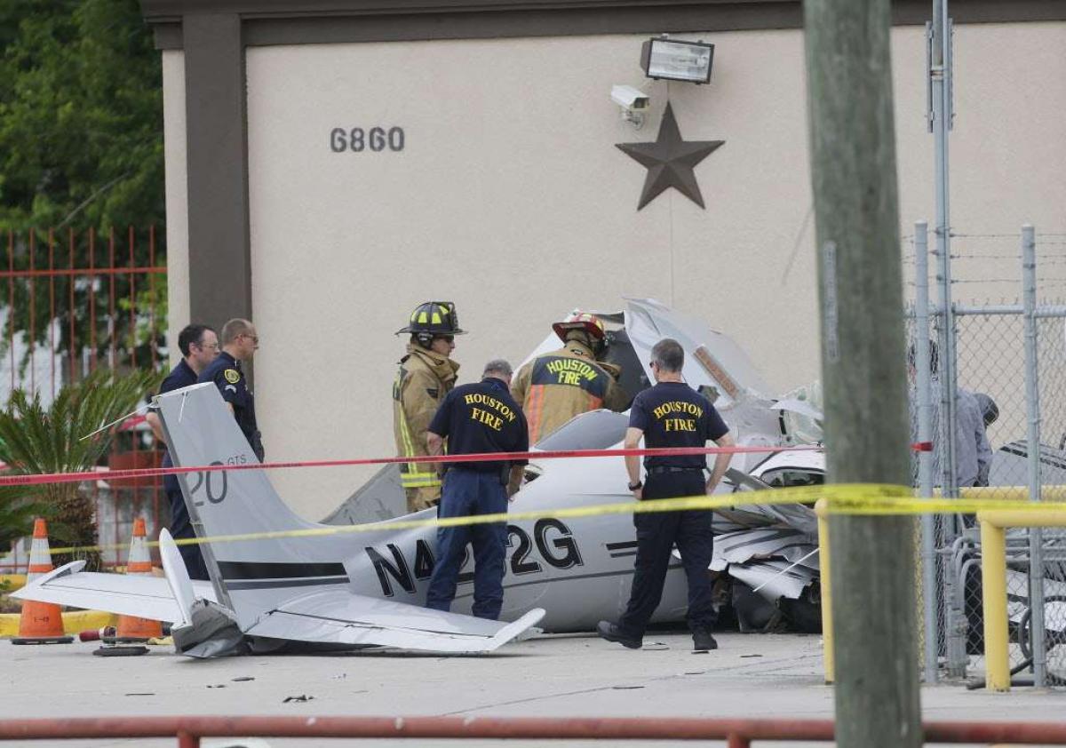 Plane crash near Houstons Hobby Airport kills 3